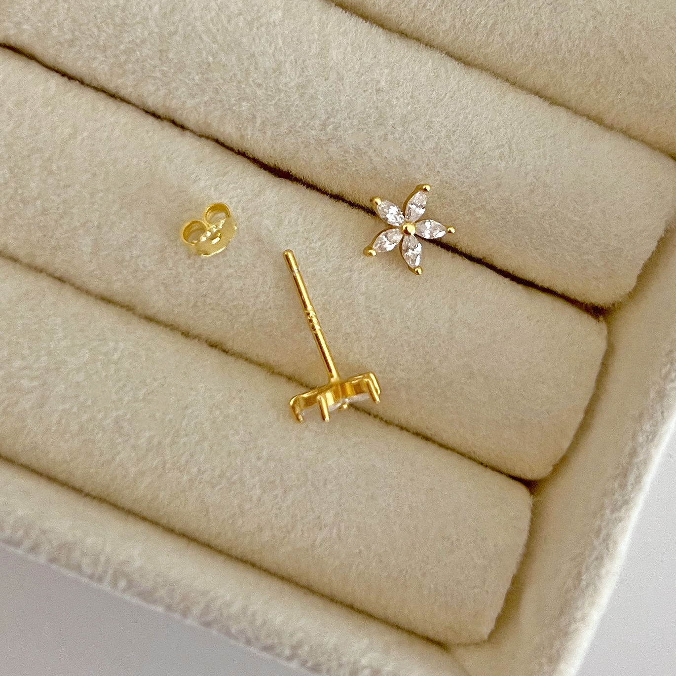 Pendiente Flor Blanca Oro