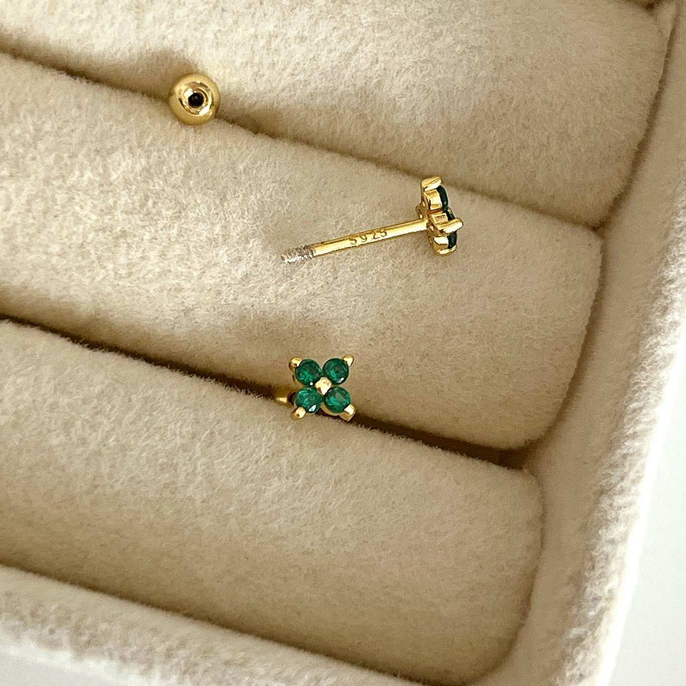 Pendiente Mini Flor Verde Oro