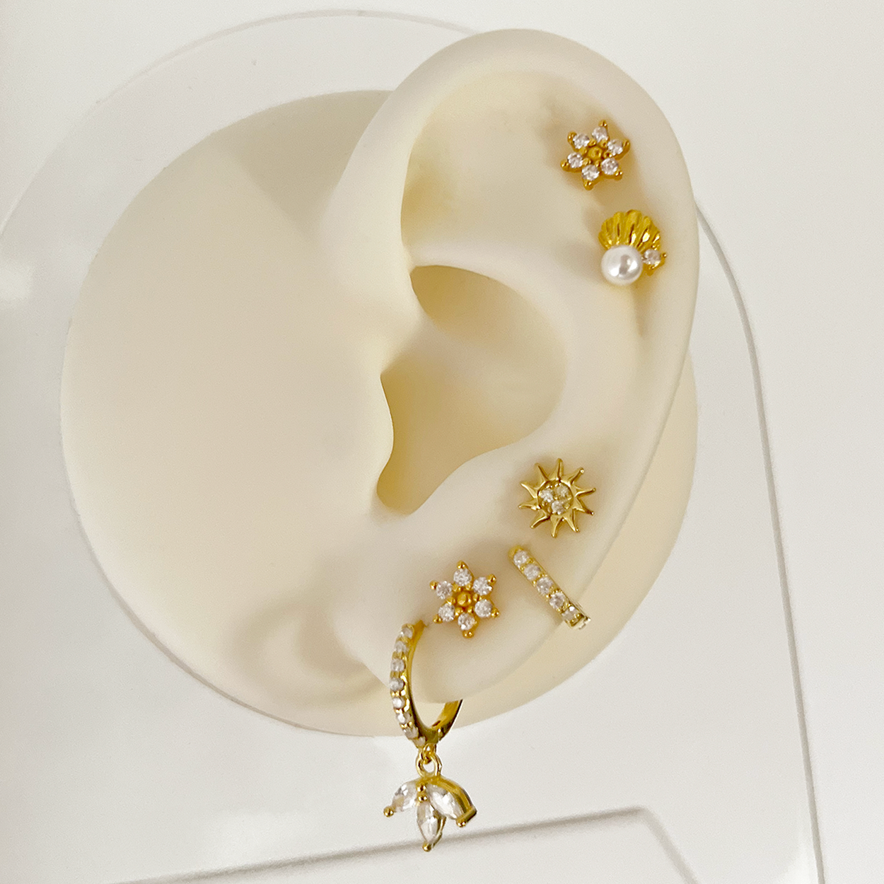 Pendiente Flor Pétalos Blancos Oro