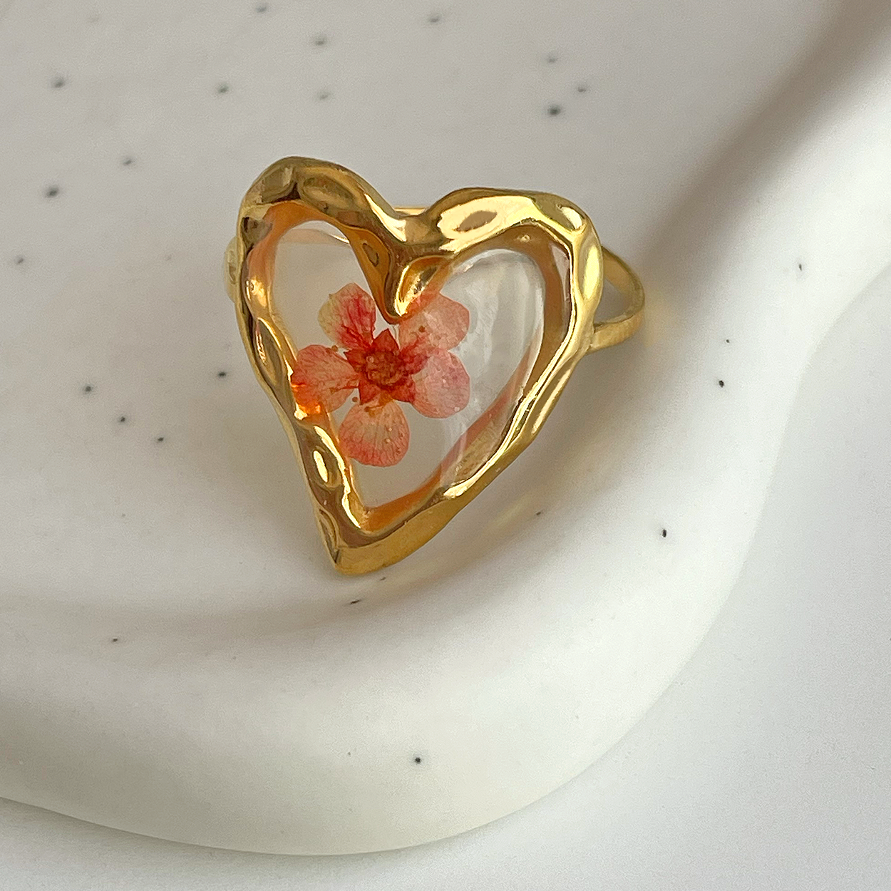 Anillo Corazón y Flores Oro