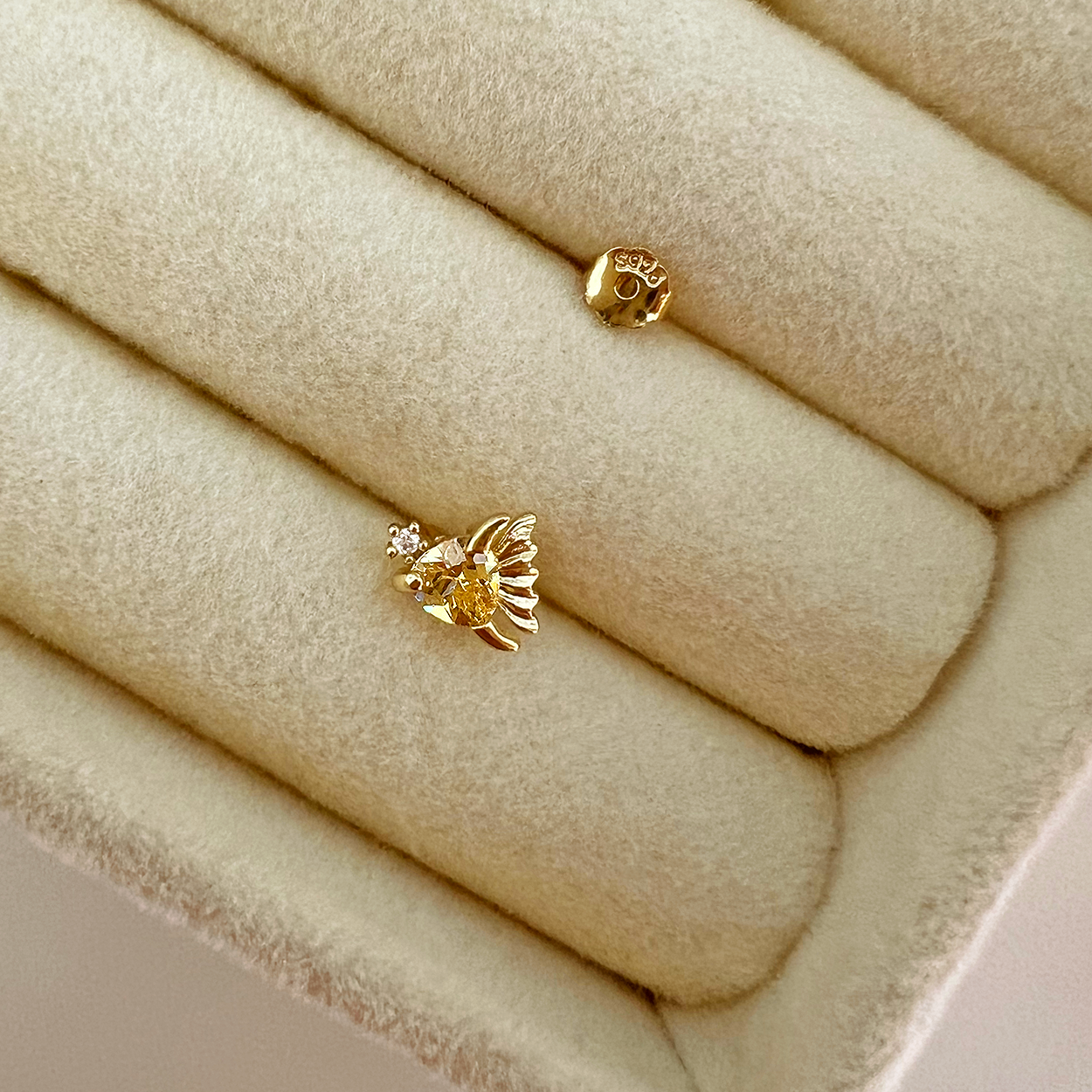 Pendiente Mini Yellow Fish Oro