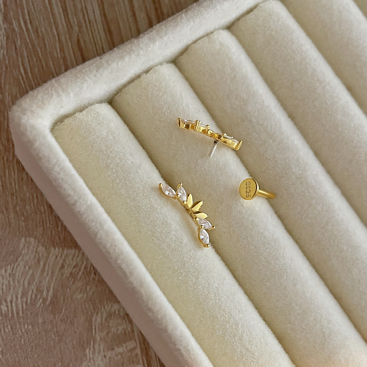 Pendiente White Leaves Oro