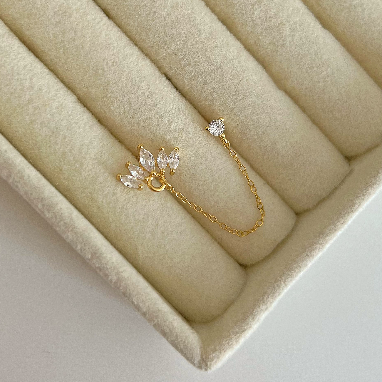 Pendiente Nivara Cadenita Oro