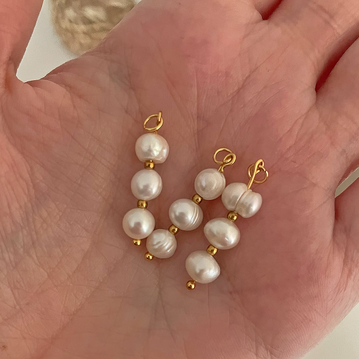 Charm Triple Perla Natural Oro