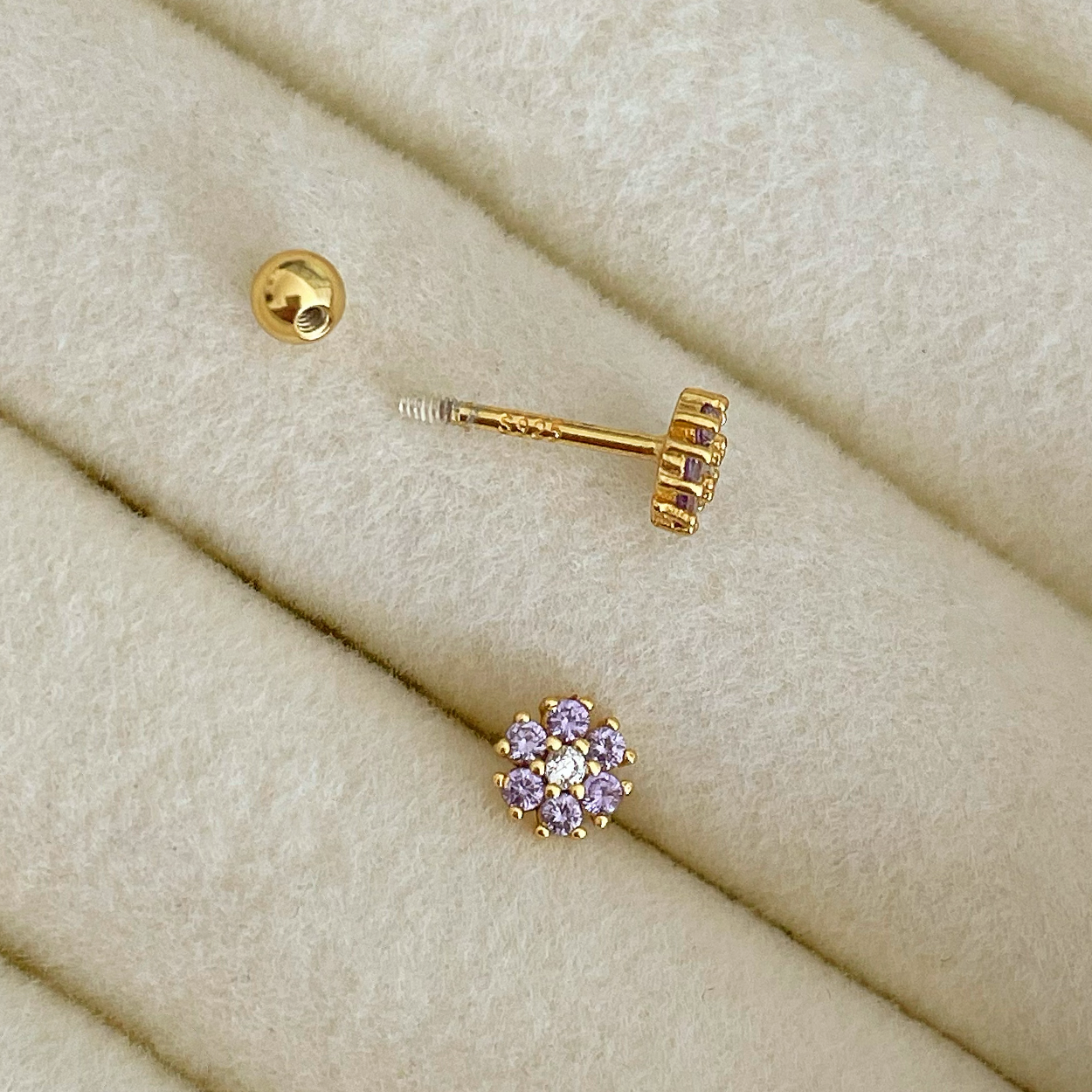 Pendiente Flor Anémona Lila Oro