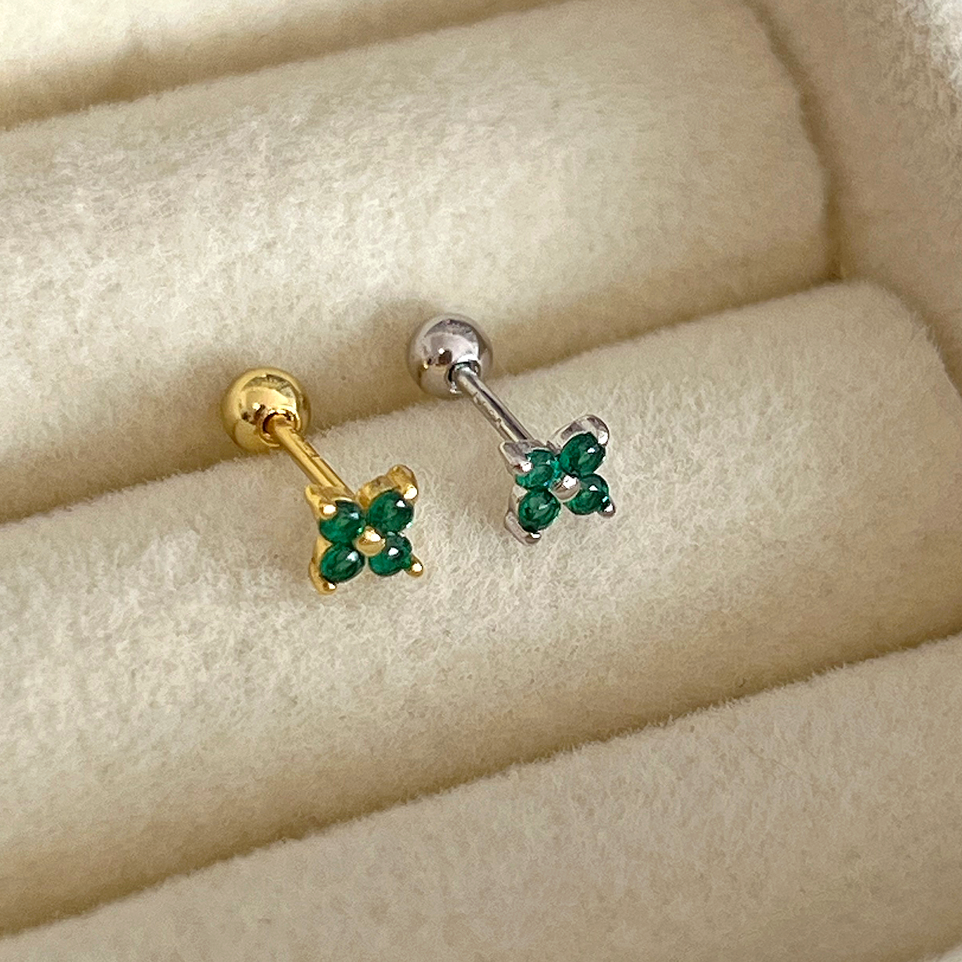 Pendiente Mini Flor Verde Oro