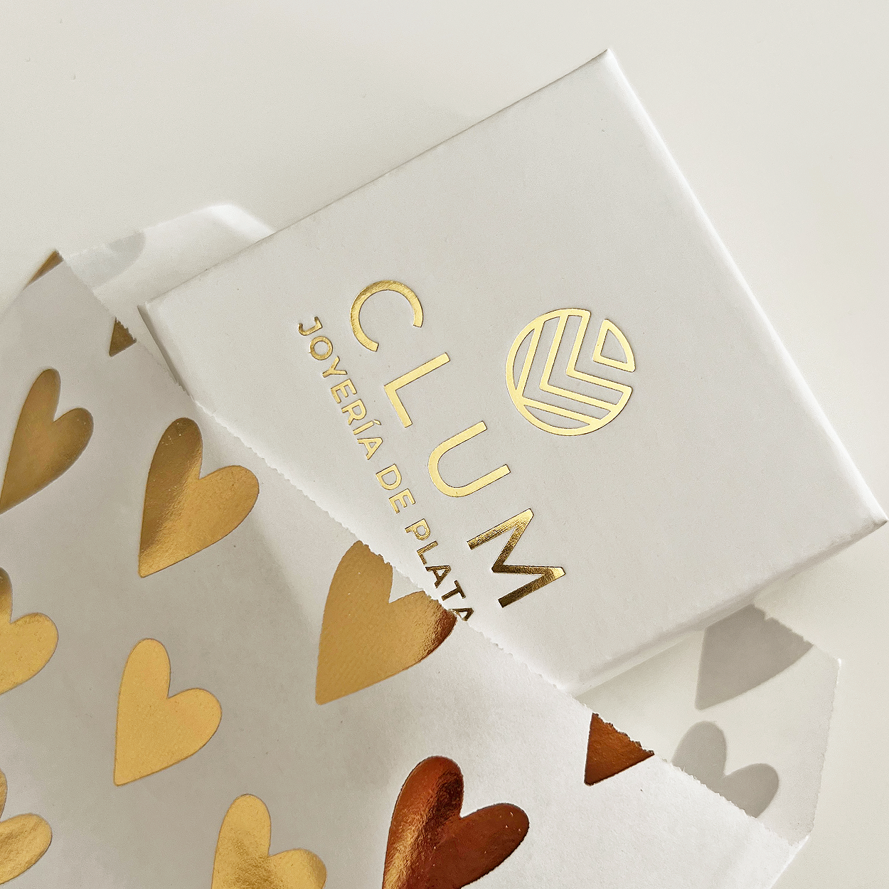 Bolsa de papel para regalo con corazones dorados - 13x18cm