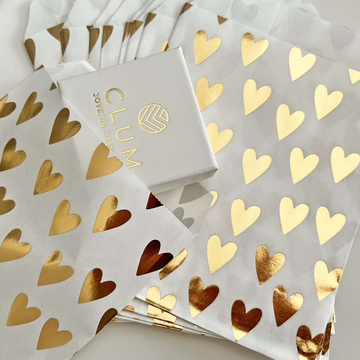 Bolsa de papel para regalo con corazones dorados - 13x18cm