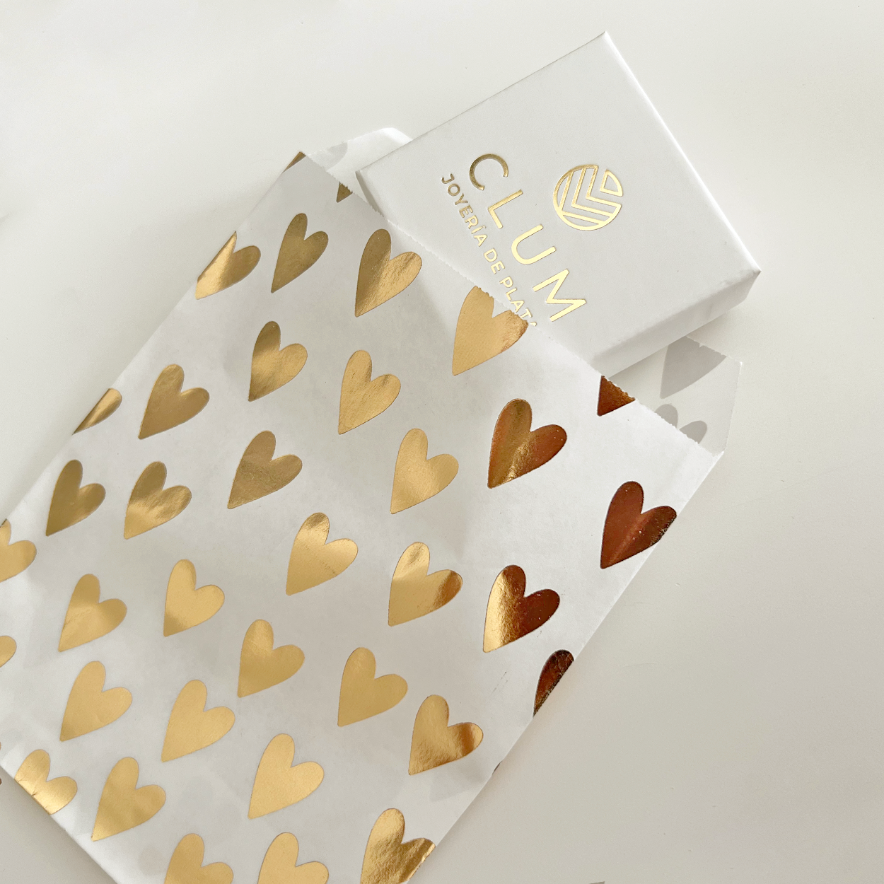 Bolsa de papel para regalo con corazones dorados - 13x18cm