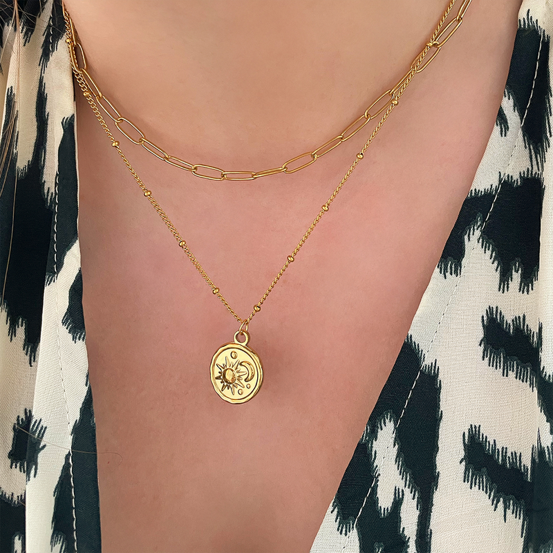 Collar Medalla Sol y Luna Oro