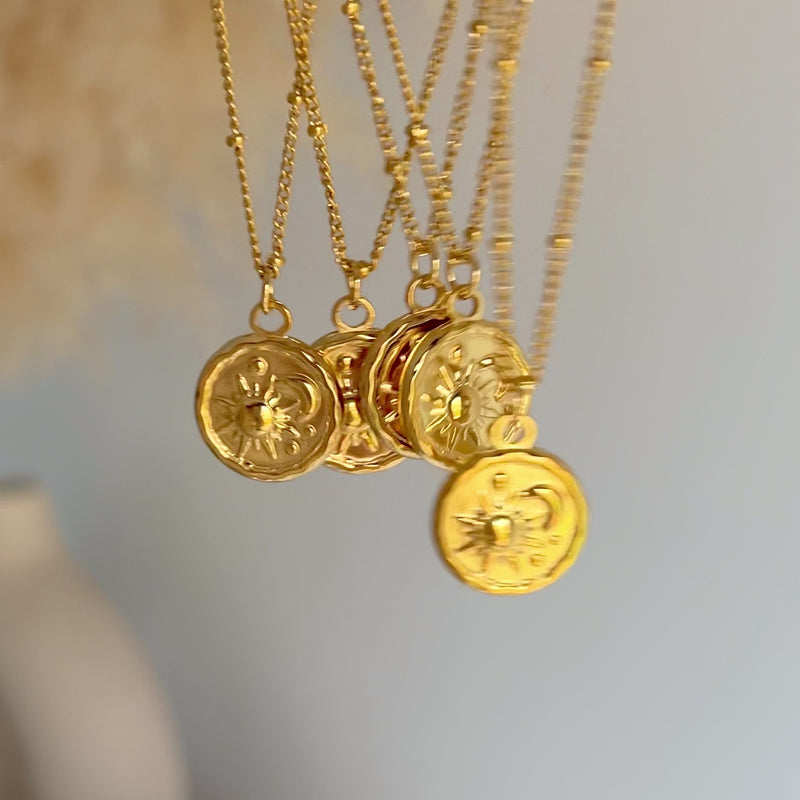 Collar Medalla Sol y Luna Oro