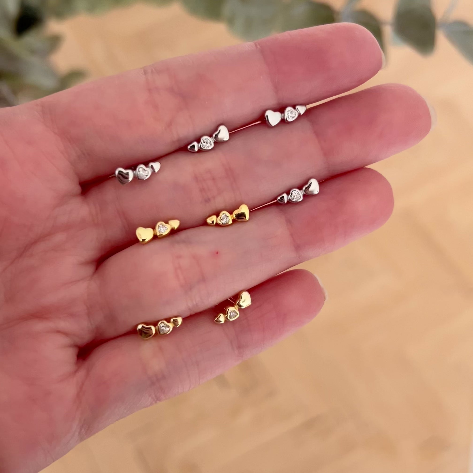 Pendiente Mini Corazones Oro