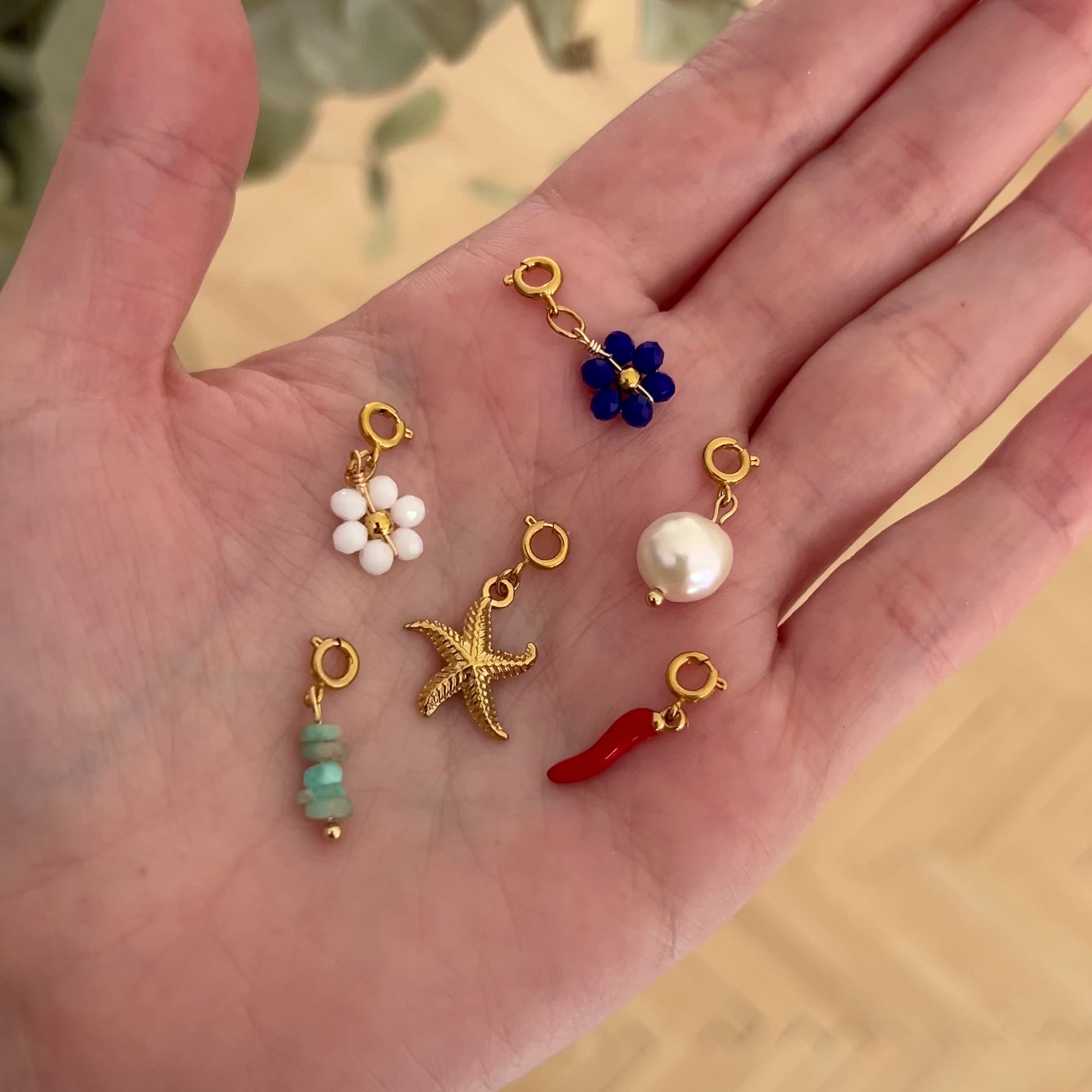 Charm White Daisy Oro
