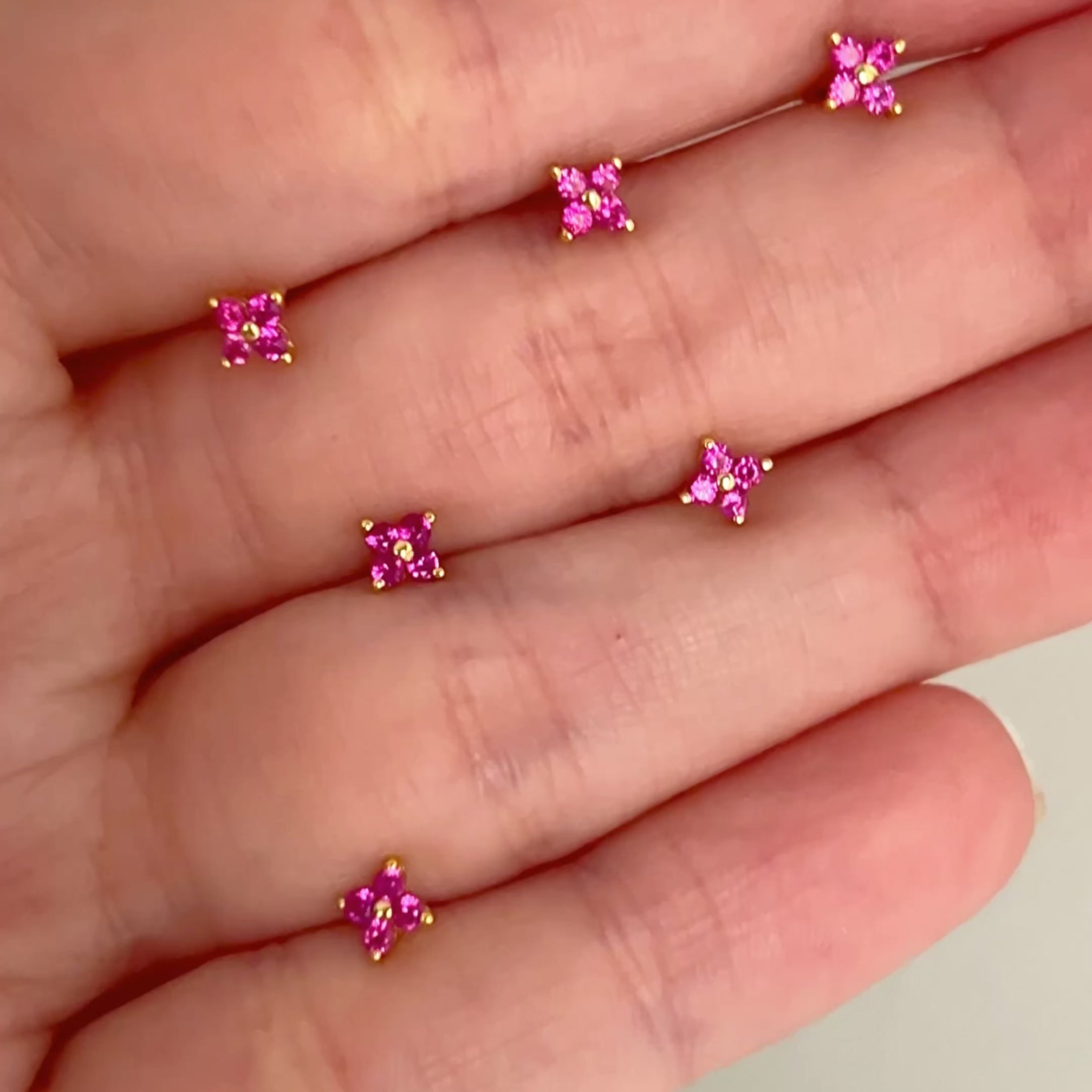 Pendiente Mini Flor Rosa Oro