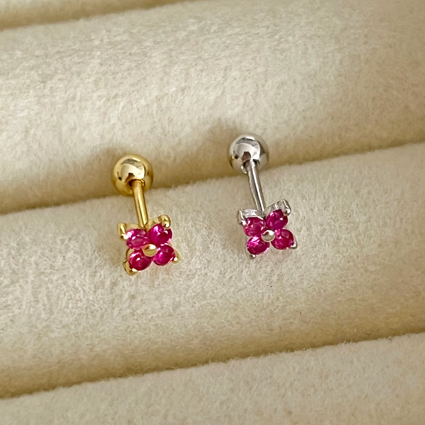 Pendiente Mini Flor Rosa Oro