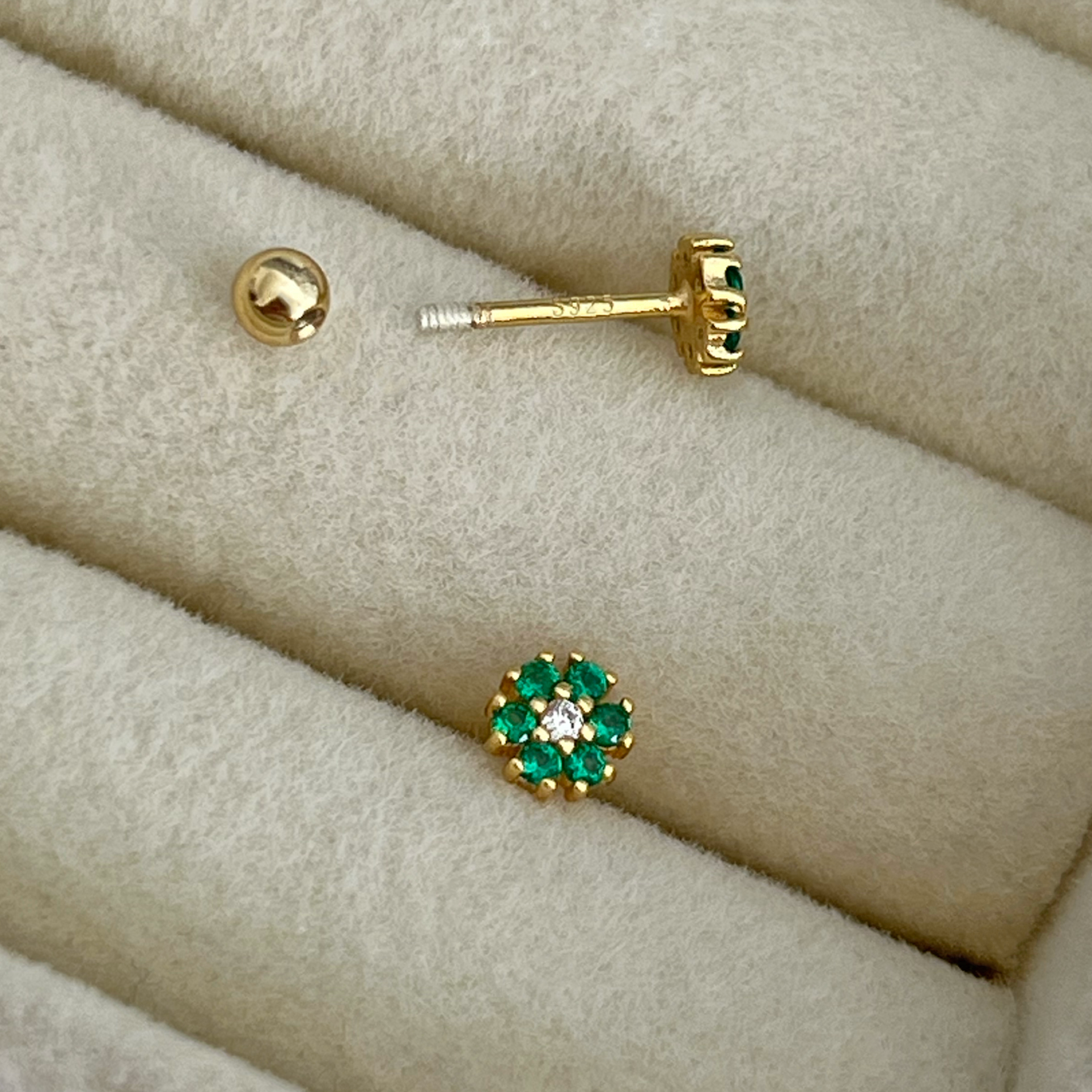 Pendiente Flor Anémona Verde Oro